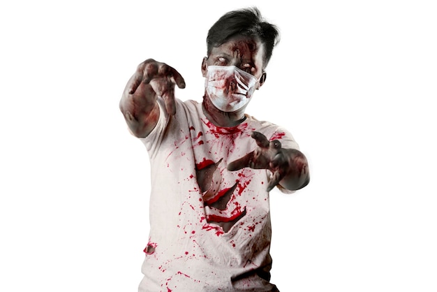 Gruseliger Zombie in der Gesichtsmaske mit Blut und Wunde an seinem Körper, der isoliert auf weißem Hintergrund steht