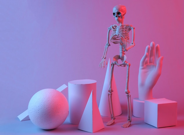 Gruseliges Halloween-Schaufenster Skelett und geometrische Formen in rot-blauem Neonlicht Konzeptkunst
