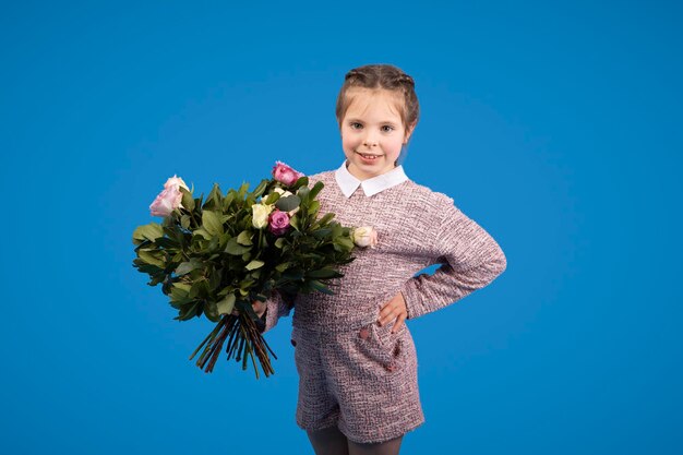 Gruß alles Gute zum Geburtstag fröhliches kaukasisches kleines Mädchen mit Blumenstrauß genießt den Frühling