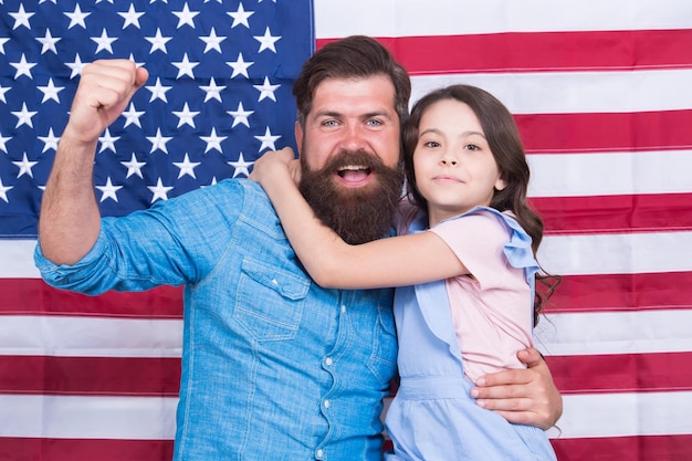 Gruß an das große Banner Patriotische Familie, die den Tag der Flagge mit Bannerdekor feiert Vater und kleine Tochter auf amerikanischem Bannerhintergrund Bärtiger Mann und kleines Kind mit nationalem US-Banner