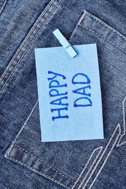 Foto grußkarte des glücklichen papas. grußpapier auf jeanstasche. gratuliere deinem papa.