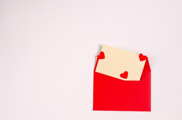 Grußkarte mit einem roten Umschlag mit romantischen Herzen