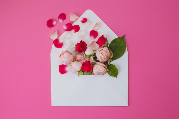 Grußkarte mit Rosen Blumen in einem Umschlag Valentinsbrief mit Blumen Rosa Rosen für Sie