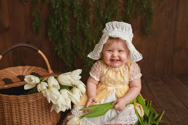 Grußkarte Süßes Kind mit weißen Tulpen Muttertag 8. März Internationaler Frauentag Konzept
