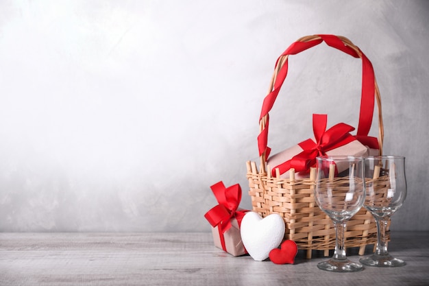 Grußkarte Valentinstag mit Herzen, Becher und Geschenken im Korb. Mit Platz für Ihre Textgrüße