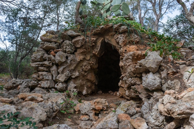 Gruta arqueológica en el bosque