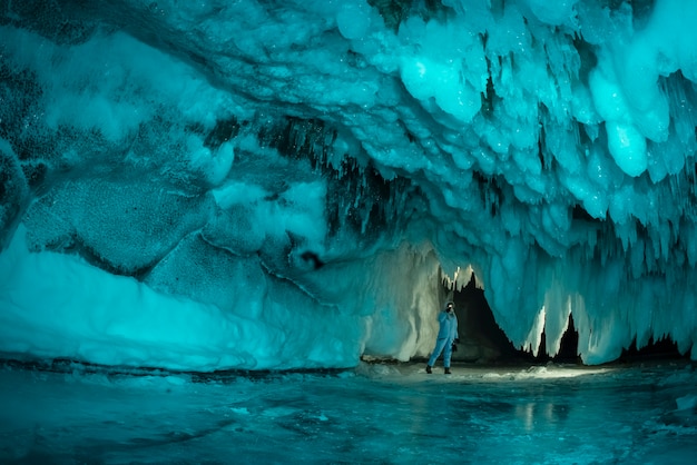 Gruta de gelo feita de gelo azul. Lago Baikal, Rússia