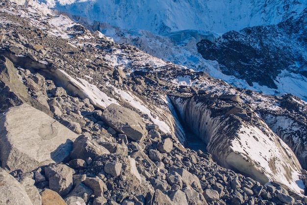 Gruta del glaciar en las montañas morrena Montañas de Altai