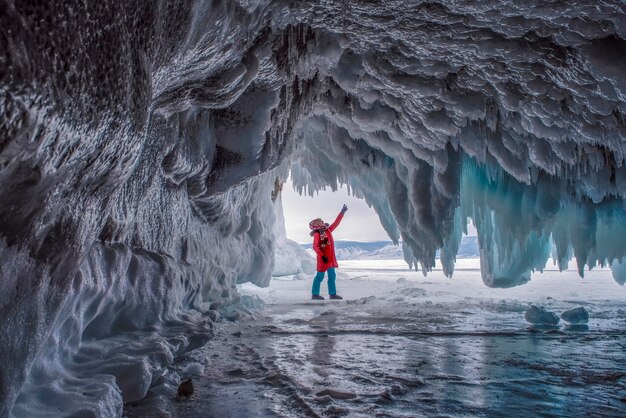 Gruta de hielo hecha de hielo azul. Lago baikal, rusia