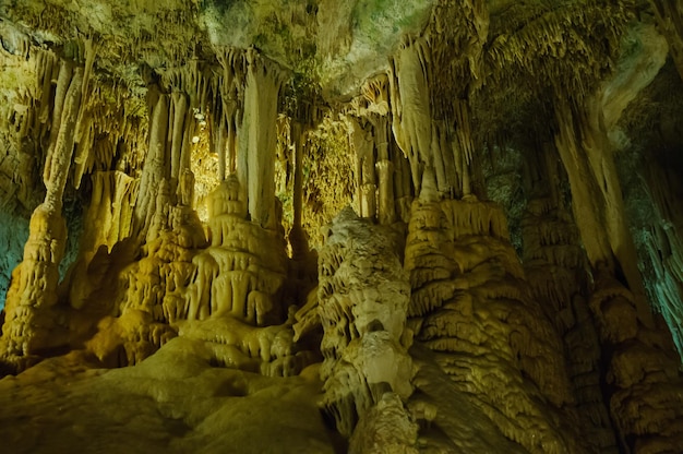 gruta jardín exótico en montecarlo monaco estalagmitas estalactitas