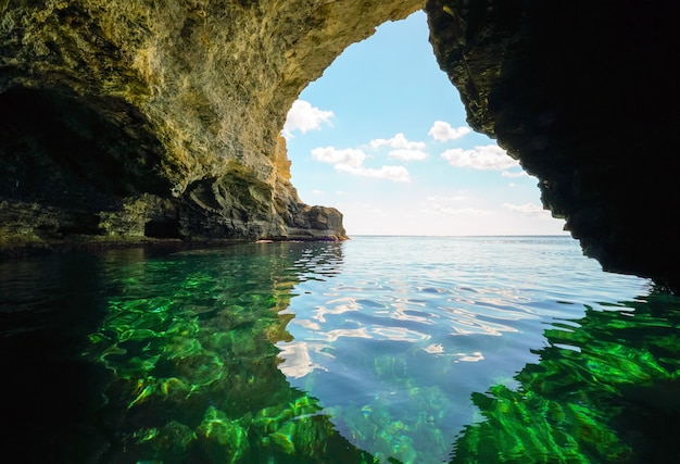 Gruta del mar en la roca en un día soleado brillante.