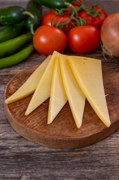 Gruyere-Käse auf Holzgrund