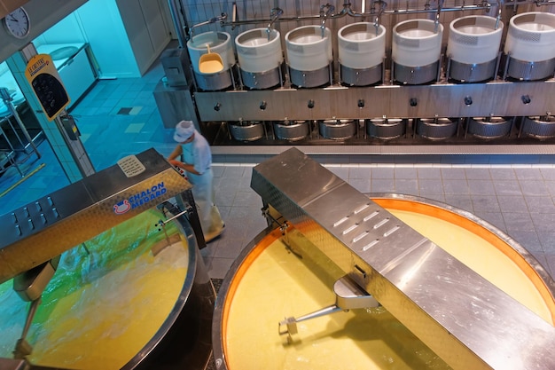 Gruyeres, Suiza - 2 de enero de 2015: Cubas en la sala de elaboración de queso. Fábrica de queso gruyere en la histórica ciudad de Gruyeres en el cantón de Friburgo, Suiza