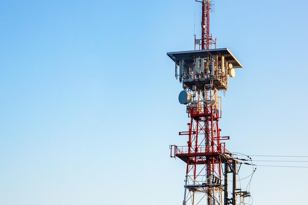 GSM-Antennen auf einem hohen Turm gegen den blauen Himmel 5g 4g-Antennen für die Mobilfunkkommunikation