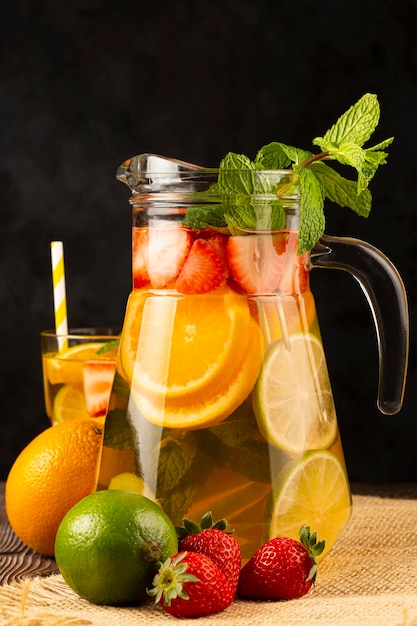 Água aromatizada com frutas frescas do verão.