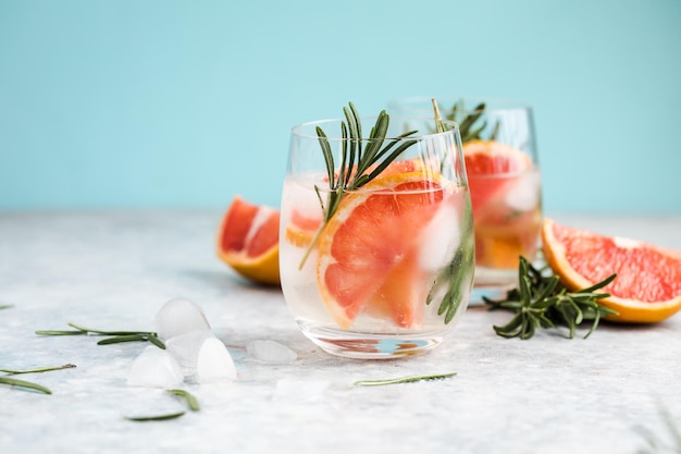 Água aromatizada com infusão de frutas detox Cocktail de limonada caseira de verão refrescante