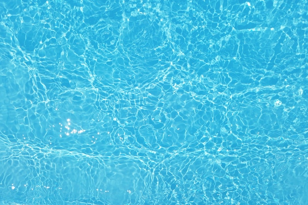 Água azul com ondulações na superfície Defocus turva água transparente de cor azul clara