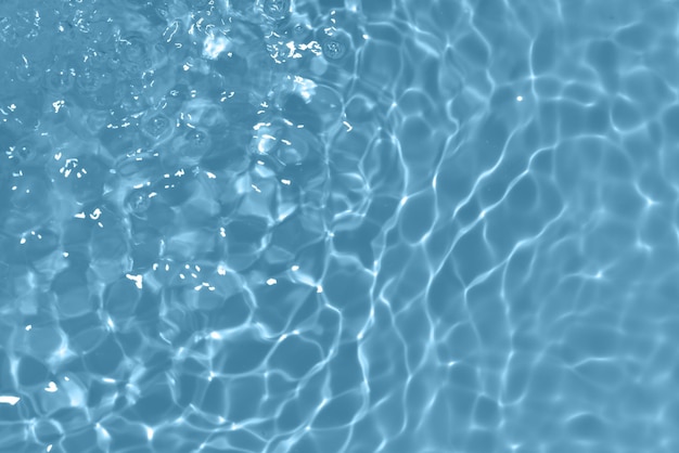 Água azul com ondulações na superfície Defocus turva água transparente de cor azul clara