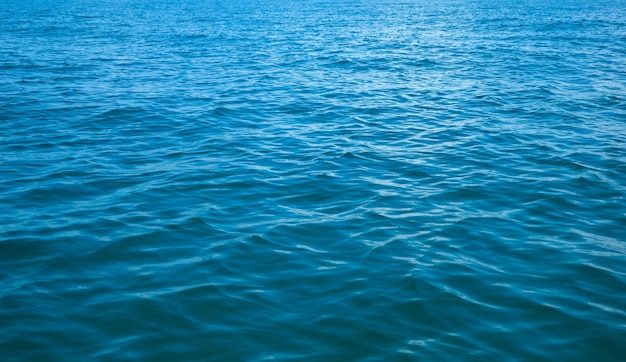 Água azul com reflexos do sol