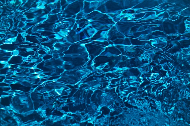Água azul da piscina