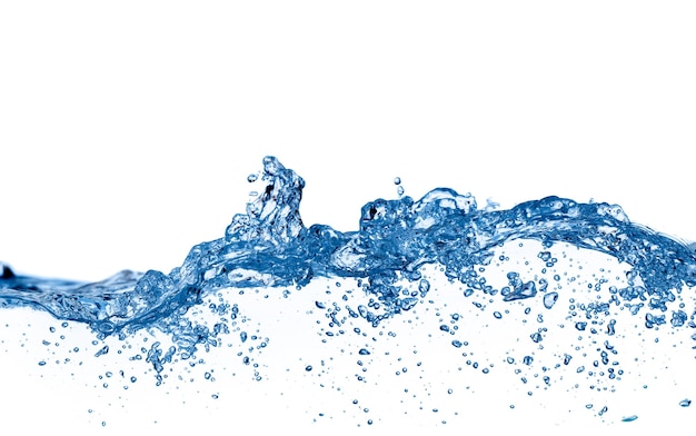 Água azul e bolhas de ar na piscina sobre fundo branco com espaço para texto