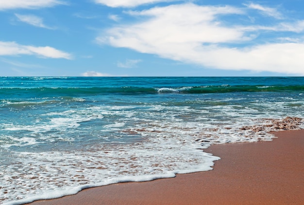 Água azul e costa dourada na Sardenha