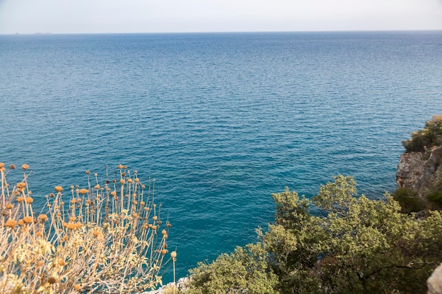 Água azul e costa verde do mar Mediterrâneo Anatólia Turquia