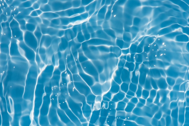 Água azul em uma piscina com ondulações e a palavra pool no fundo
