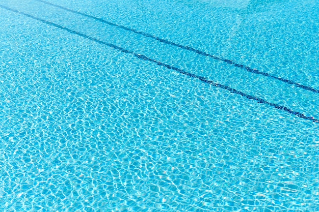 Água azul na piscina nas férias