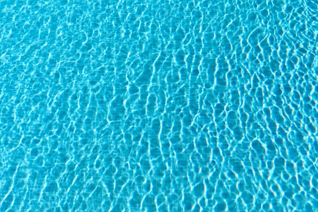 Água azul na piscina nas férias