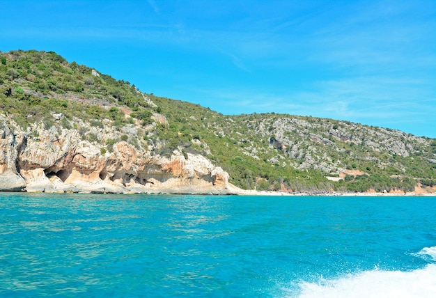 Água azul na Sardenha do Golfo de Orosei