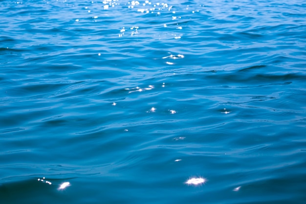 Água azul no mar, moderna com espaço de cópia