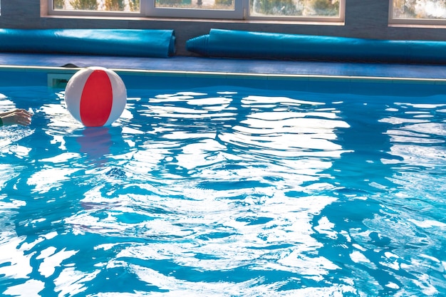 Água azul rasgada na piscina