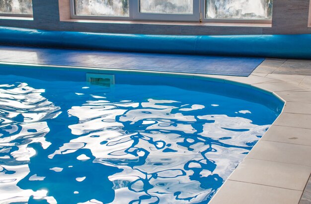 Água azul rasgada na piscina