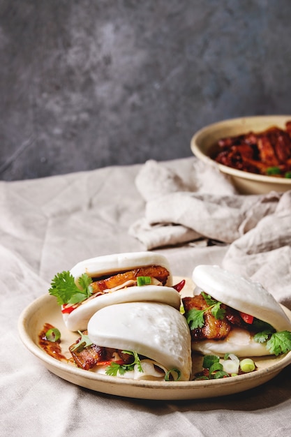 Gua bao brötchen mit schweinefleisch