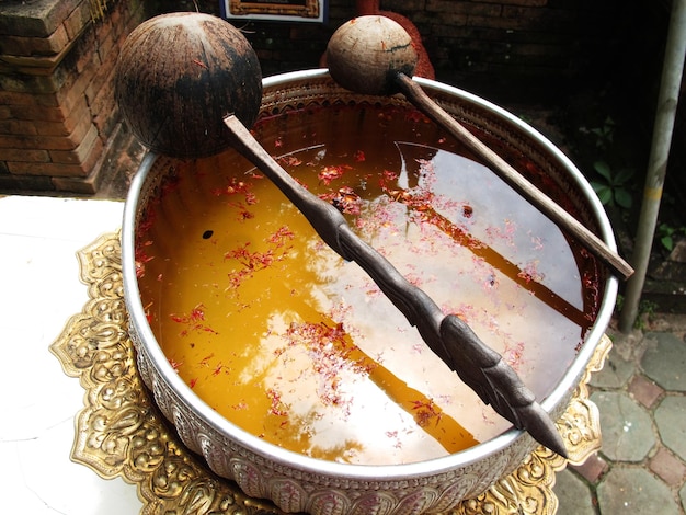 Água benta tradicional para viajantes tailandeses usam rituais de rito derramam água e respeitam orando deus anjo de buda no templo Wat Northern na cidade de Chiangmai em Chiang Mai Tailândia