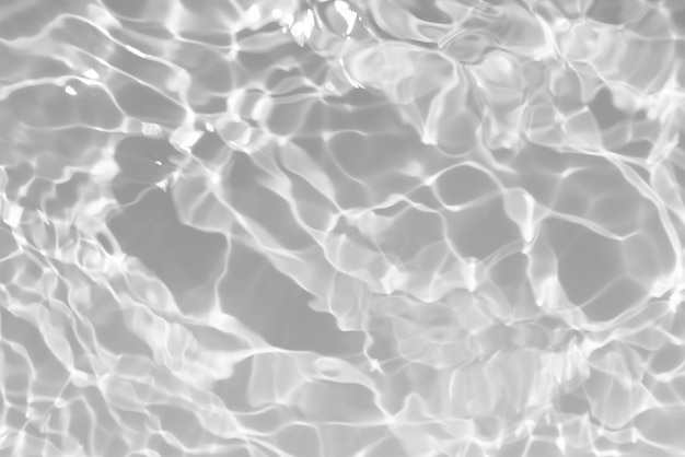 Água branca com ondulações na superfície Desfocado desfocado água clara e calma de cor branca transparente