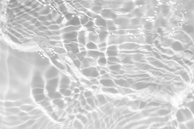 Água branca com ondulações na superfície Desfoco desfocado água calma clara de cor branca transparente