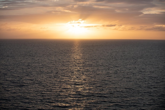 Água calma do oceano Por do sol dourado na paisagem do mar com pôr do sol sobre o oceano