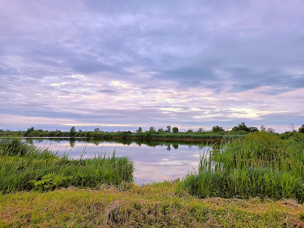 Água calma no lago Tempestade Tempo chuvoso Céu nublado de verão Paisagem dramática dia nublado