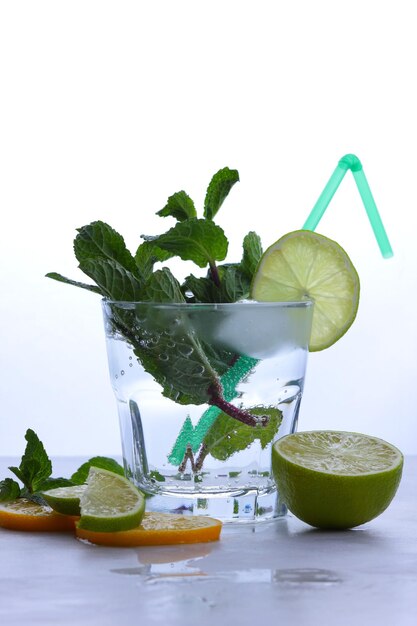 Água cítrica de limonada saudável de verão ou coquetéis de mojito com gelo de laranja limão limão e água de hortelã com closeup de limão