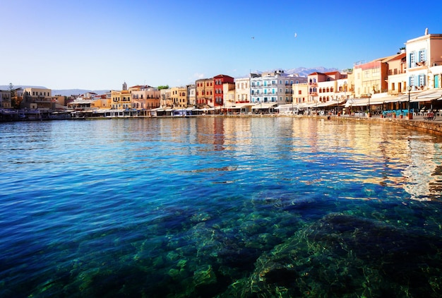 Água clara do porto de Chania Creta Grécia