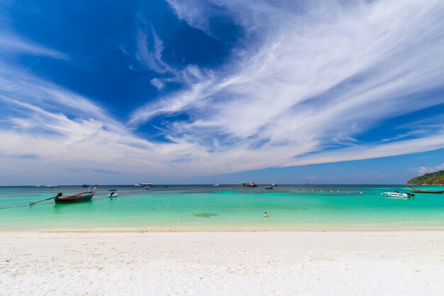 Água clara e céu azul na ilha paradisíaca no mar tropical da Tailândia