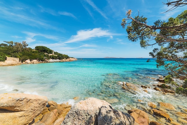 Água clara na praia de Capriccioli na Sardenha