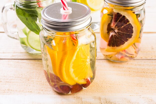 Água com infusão de cítricos Detox como uma bebida refrescante de verão.