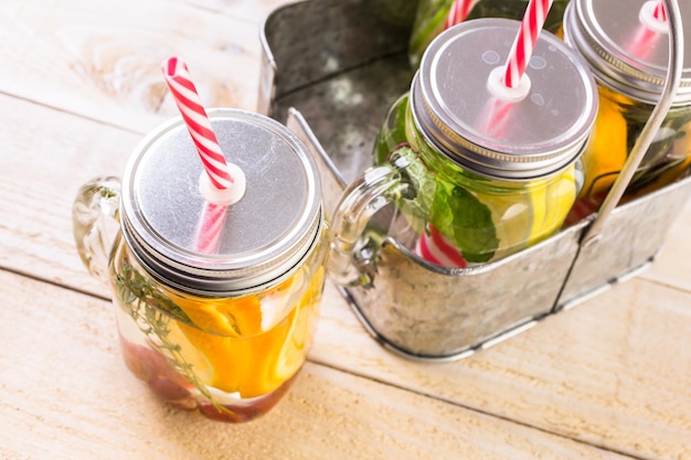 Água com infusão de cítricos Detox como uma bebida refrescante de verão.