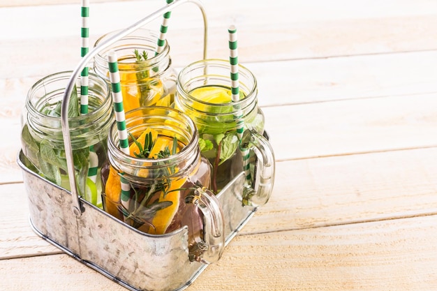 Água com infusão de cítricos Detox como uma bebida refrescante de verão.