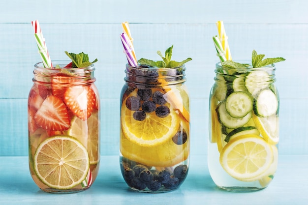 Água com infusão de frutas detox Cocktail caseiro de verão refrescante