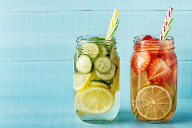 Água com infusão de frutas detox Cocktail caseiro de verão refrescante