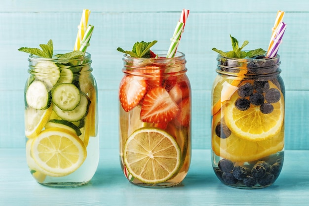 Água com infusão de frutas detox Cocktail caseiro de verão refrescante